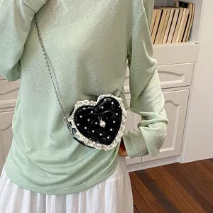 Joli sac à bandoulière en forme de cœur avec bordure en dentelle et pendentif perle.