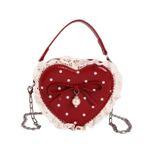 Charmant sac à main cœur rouge pour femme avec pois blancs, bordure en dentelle et nœud.