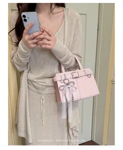 Schicke rosa Damen Achseltasche, stylisches Retro-Design mit Schleifenanhänger und Schnalle.