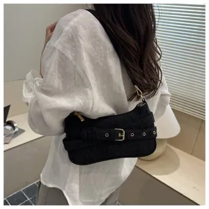 Zwarte denim okseltas met retro gespontwerp, stijlvolle en modieuze schoudertas voor dames.