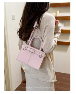 Nahaufnahme der stilvollen pinken Retro Umhängetasche mit elegantem Schnallenriemen.