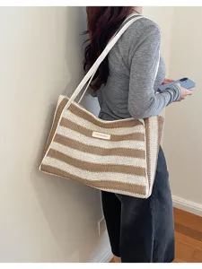 Vue détaillée de l'élégant sac cabas bandoulière en tricot rayé marron et blanc pour femmes.