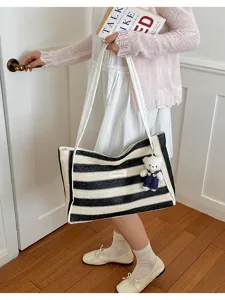Sac cabas tissé en paille rayé noir et blanc avec pendentif ours mignon pour vacances plage