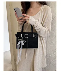 Retro trendige Damen Achseltasche, modische kleine quadratische Schultertasche mit Gurt und Perlen.