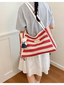 Sac bandoulière tissé de plage d'été pour femmes, grand sac cabas rayé très élégant.