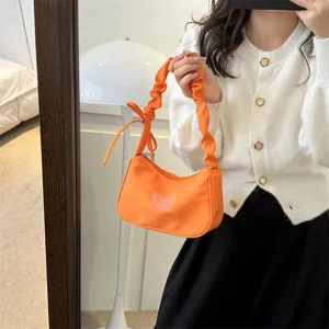 Borsa a spalla in nylon arancione sottoascella con cinturino arricciato e ricamo farfalla