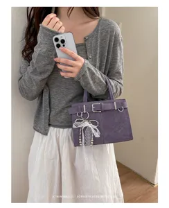 Modische Retro Lila Schultertasche mit Zierschnalle und wunderschönem Perlen-Anhänger.