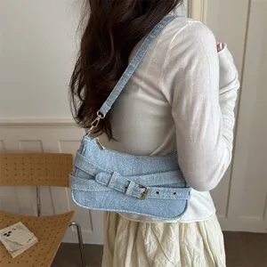 Vintage denim schoudertas voor dames, trendy ontworpen met gesp, stijlvolle handtas.