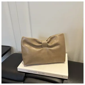 Élégante pochette nouée plissée pour femme, sac à bandoulière tendance chic en beige.
