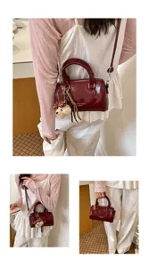 Borsa a tracolla Boston in pelle verniciata da donna con ciondolo cane carino chic