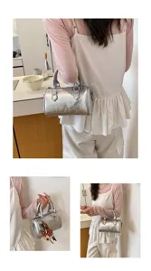 Borsa a mano Boston metallizzata argentata da donna, elegante borsa a tracolla chic.