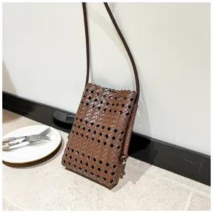 Détail de sac bandoulière tressé marron, mini sac de téléphone élégant en cuir PU pour femmes.