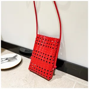 Sac bandoulière de téléphone tissé évidé rouge pour femmes, sac d'épaule d'été élégant.