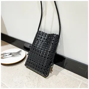 Vue detaillee elegante du sac bandouliere telephone tisse noir pour femme mode ete.