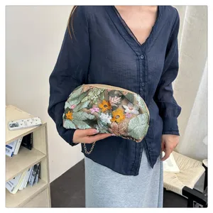 Elegante pochette a catena con ricamo floreale, squisito design di paillettes per feste.