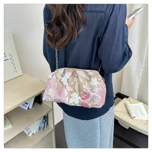 Squisita borsa a tracolla da sera con ricamo floreale di paillettes, elegante dettaglio donna.