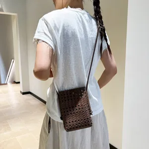 Sac bandoulière tressé pour femme, élégant sac à main marron idéal pour l'été.