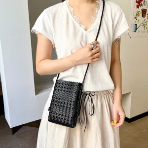 Sac bandoulière élégant en cuir tressé noir pour téléphone portable femme été quotidien.