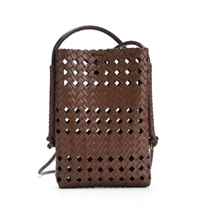 Sac téléphone en cuir tressé marron foncé, pochette bandoulière chic pour femmes quotidien.