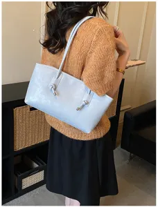 Stylish minimalist women shoulder tote bag, large capacity casual commuting handbag for daily use.