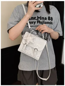 Mini zaino borsa bianca stile cartella con stampa stelle, fiocco carino e ciondolo peluche.