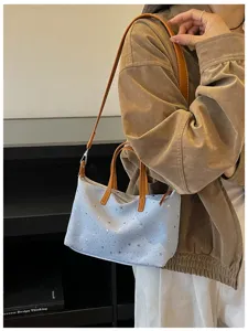 Modische Sternen-Print Handtasche, lässige große Umhängetasche mit braunen Griffen für Damen.