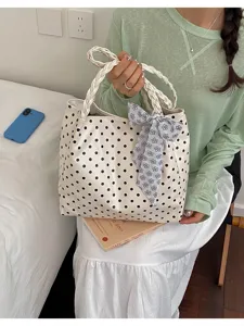 Detalle de bolso de hombro con lunares estilo coreano, bolso blanco de PU con asa trenzada y lazo.