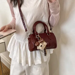 Elegante borsa a tracolla Boston in vernice rossa da donna, borsa chic con ciondolo a forma di orso.