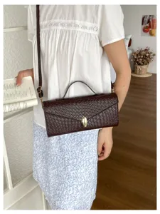 Elegante dunkelbraune geflochtene Umhängetasche mit Metallverschluss, schicke Tasche.