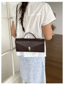 Elegante braune geflochtene Umhängetasche für Damen, kleine Handtasche für Alltag und Büro.