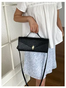 Schwarze gewebte Leder-Umhängetasche mit elegantem Umschlag und goldenem Verschluss für Büro.