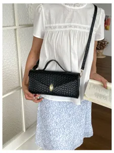 Schwarze gewebte Leder Umhängetasche mit Griff und Metallverschluss für Damen Alltag