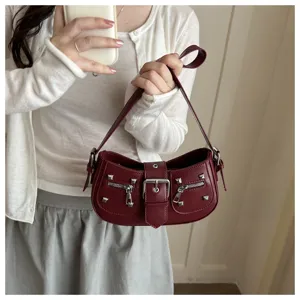 Borsa a tracolla bordeaux con borchie, fibbia metallica e tasche con zip per donna.