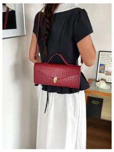 Rote gewebte Ledertasche, stilvolle Handtasche und Umhängetasche für den Büroalltag.