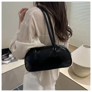 Bolso de hombro retro de cuero encerado para mujer, elegante bolso baguette vintage.