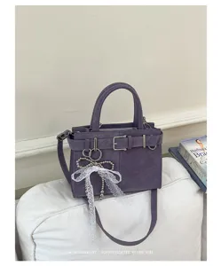 Retro lila Umhängetasche mit Gürtelschnalle und elegantem Perlen-Spitzen-Schleifen-Anhänger.
