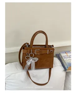Retro braune Schultertasche für Damen, stilvolle minimalistische PU Leder Tasche mit Schleife.