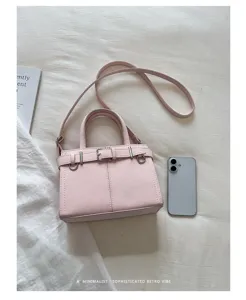 Rosa minimalistische Retro-Umhängetasche mit dekorativer Gürtelschnalle für den Alltag.