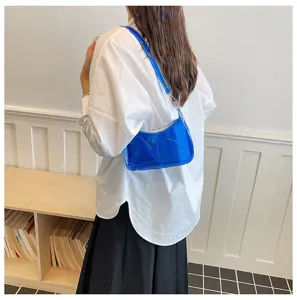 Blaue transparente Umhängetasche Detailansicht, modischer Stil für den Sommeralltag.