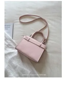 Rosa Retro Schultertasche Detailansicht, minimalistisches PU-Leder kleines quadratisches Design.