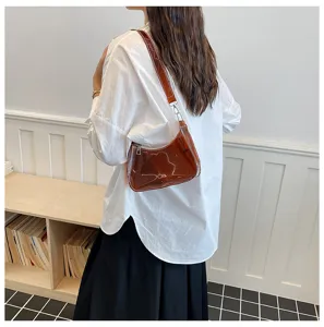 Modische transparente Umhängetasche für Damen, trendige Jelly Tasche mit Reißverschluss.