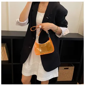 Transparente orange Umhängetasche für Damen, modische PVC Achseltasche im Sommertrend.