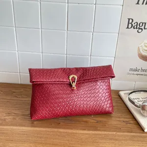 Elegante geweven enveloppe clutch voor dames, modieuze rode avondtas met stijlvol metalen slot.