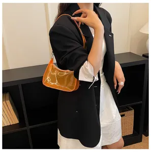 Oranger transparenter Schultertaschen-Detailblick, modisches PVC-Design für modebewusste Frauen.