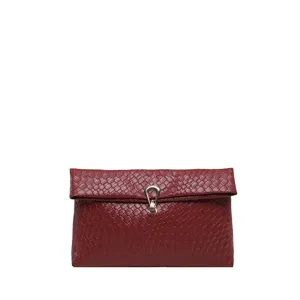 Elegante rode geweven clutch tas voor dames, stijlvolle avondtas met metalen sluiting.