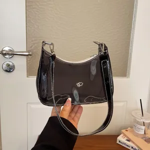 Transparente Unterarm-Schultertasche für Damen, stilvolle glänzende Mode-Umhängetasche Detail.