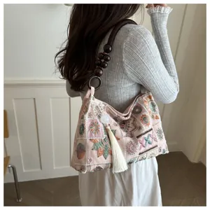 Rosa bestickte Schultertasche mit Holzperlen und Quaste Detail für Damen Frühlingsmode.