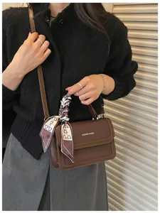 Vue détaillée d'un sac bandoulière rétro en cuir PU marron avec un foulard élégant.