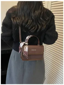 Petit sac bandoulière carré rétro en cuir PU avec foulard, design élégant et minimaliste.