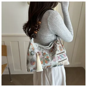 Schicke bestickte Schultertasche mit Perlenriemen und Quastenanhänger für Damen